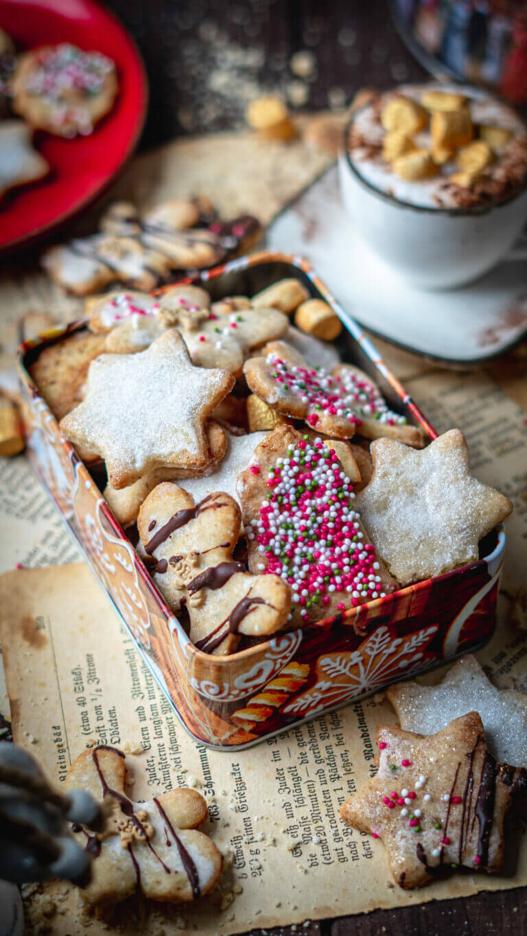 gefüllte Keksdose mit zuckerfreien Weihnachtsplätzchen