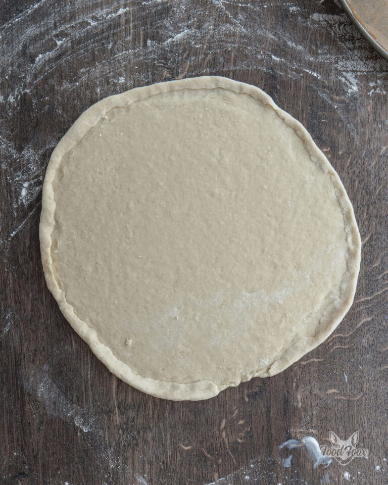 High Protein Pizza Teig zubereiten - Schritt 4 - Rand des ausgerollten Teiges leicht an der Kante einrollen.
