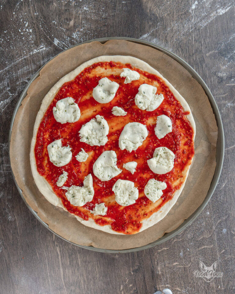 High Protein Pizza Teig zubereiten - Schritt 6- Pizzaboden mit Mozzarella belegen.