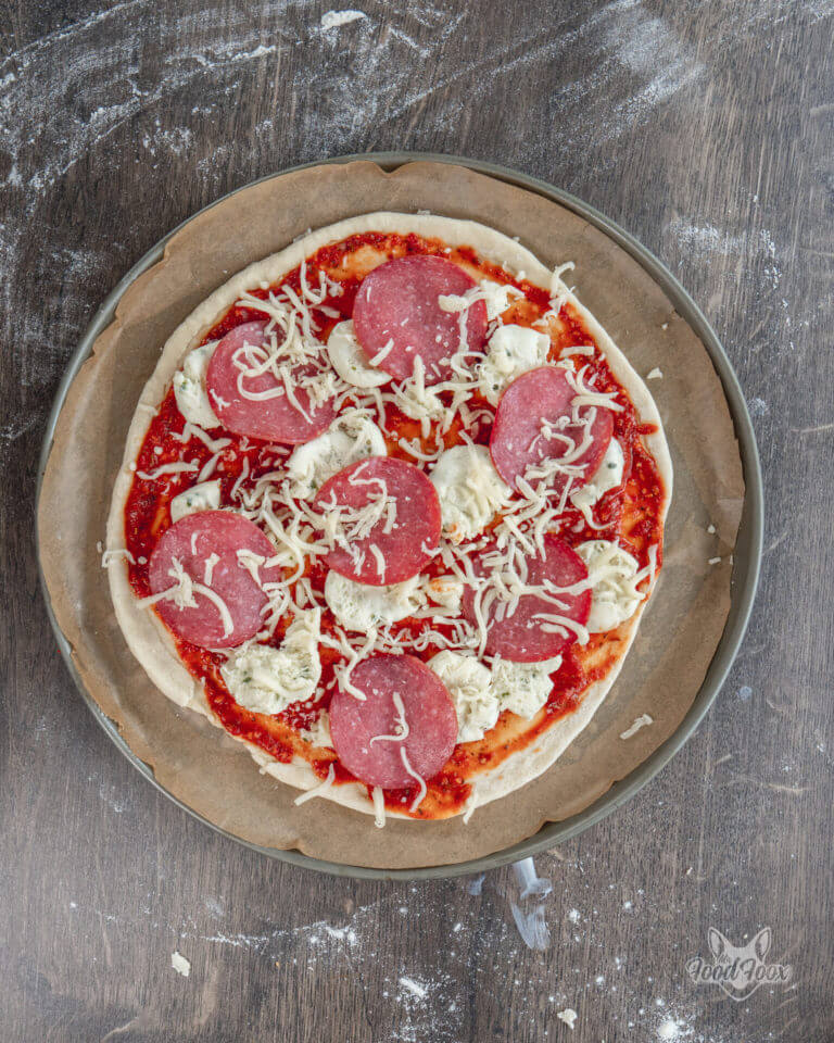 High Protein Pizza Teig zubereiten - Schritt 8 - etwas Käse auf der Pizza verteilen.