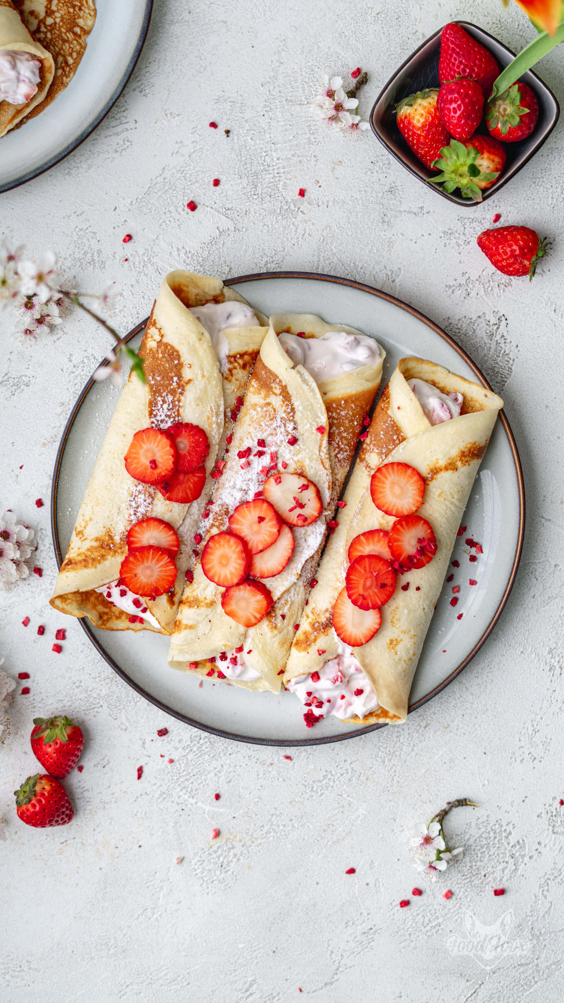Gefüllte Protein-Pfannkuchen mit Quark & Erdbeeren (Eiweiß Eierkuchen) Gefüllte Protein-Pfannkuchen mit Quark & Erdbeeren (Eiweiß Eierkuchen)