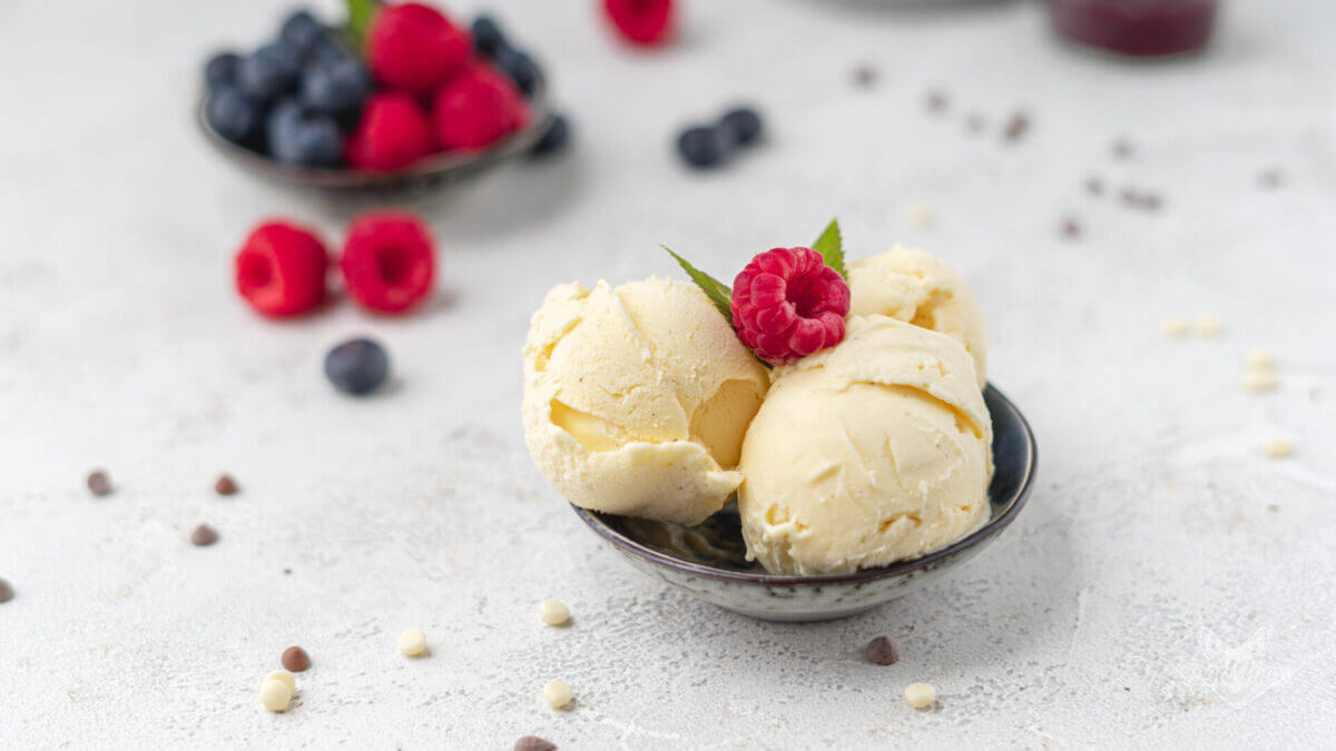 cremiges, selbst gemachtes Eis - ohne Zucker, kalorienarm, low carb & super lecker! mit frischen Beeren. Angerichtet in einer schönen Steingut Schale.