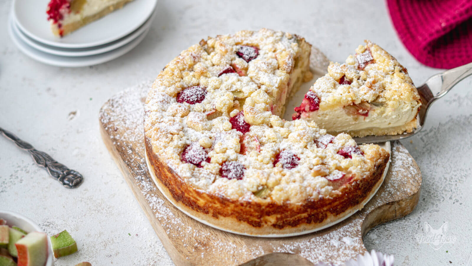 Cremiger Rhabarber-Käsekuchen mit Streusel (ohne Zucker)