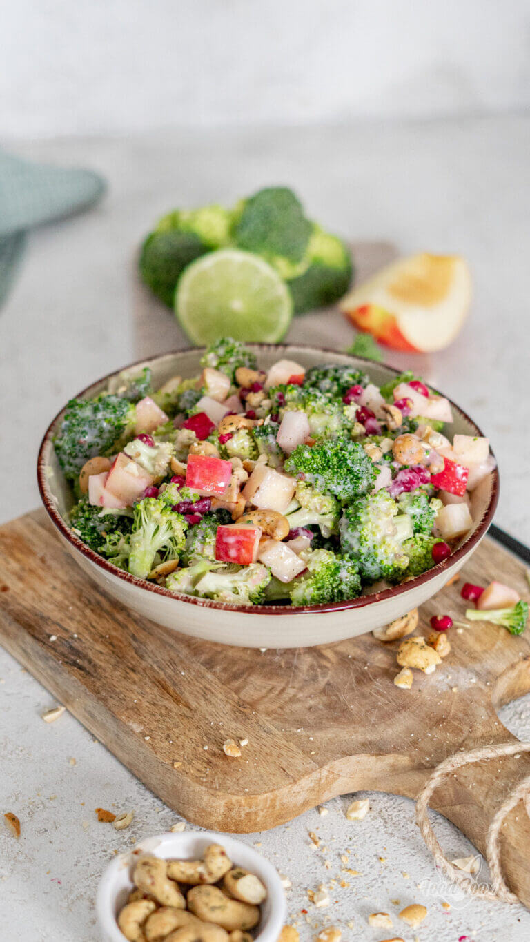 Brokkoli-Rohkostsalat mit Apfel, Birne, Granatapfelkernen und Cashews.