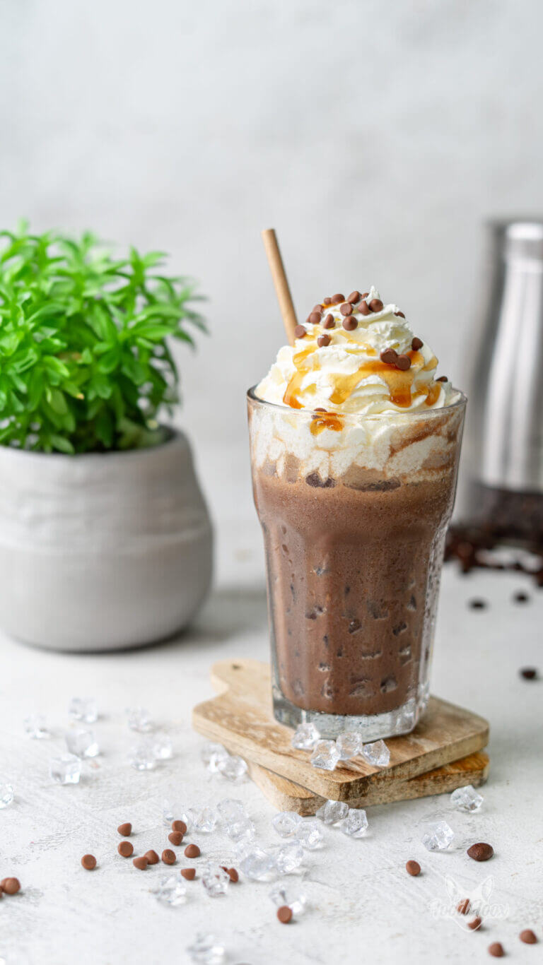 kalorienarmer Eiskaffee aus wenigen Zutaten, getoppt mit Sahne, zuckerfreiem Sirup und Schoko Tropfen.