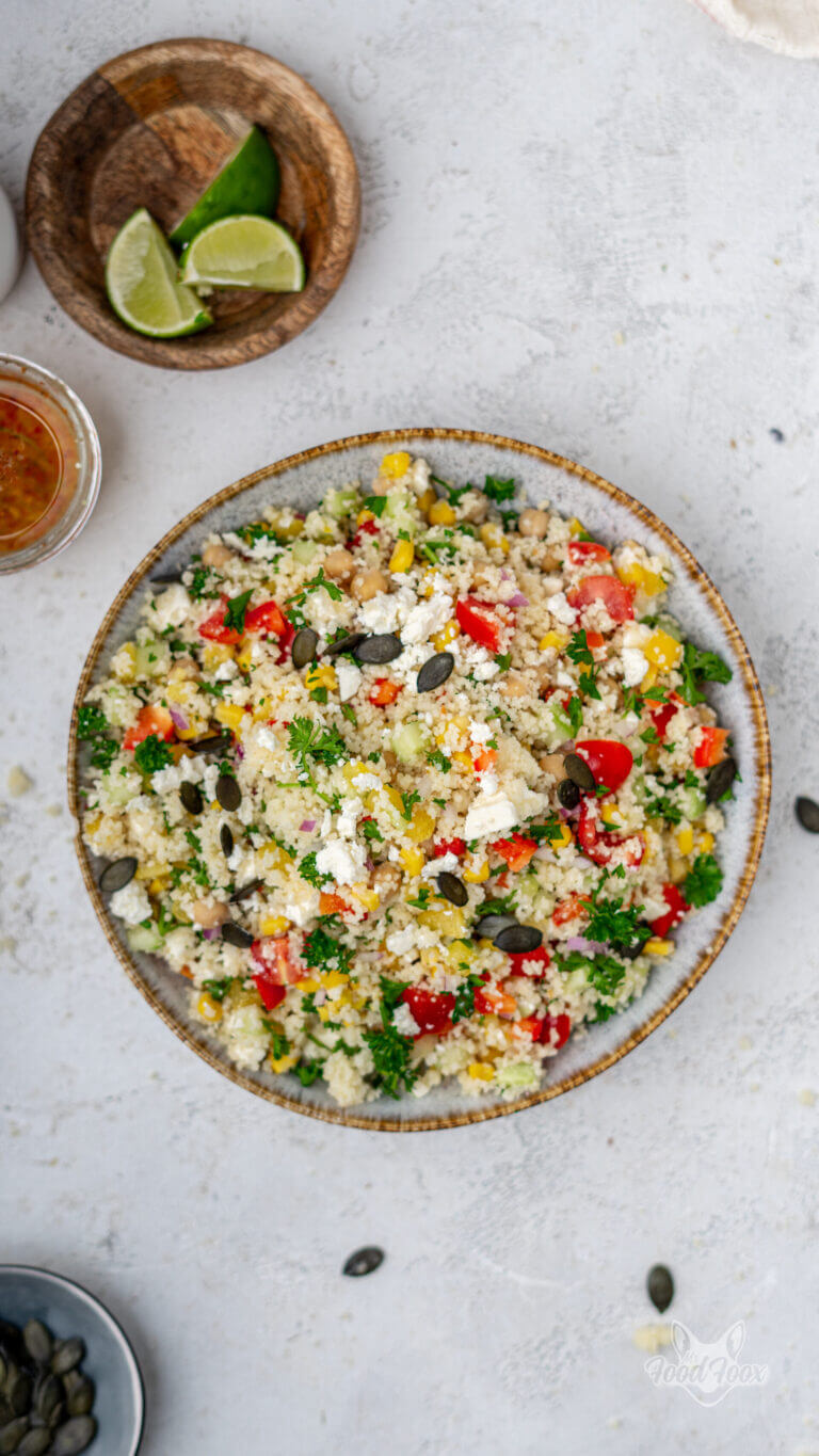 Draufsicht auf einen schnellen und einfachen Couscous Salat mit buntem Gemüse und Feta.