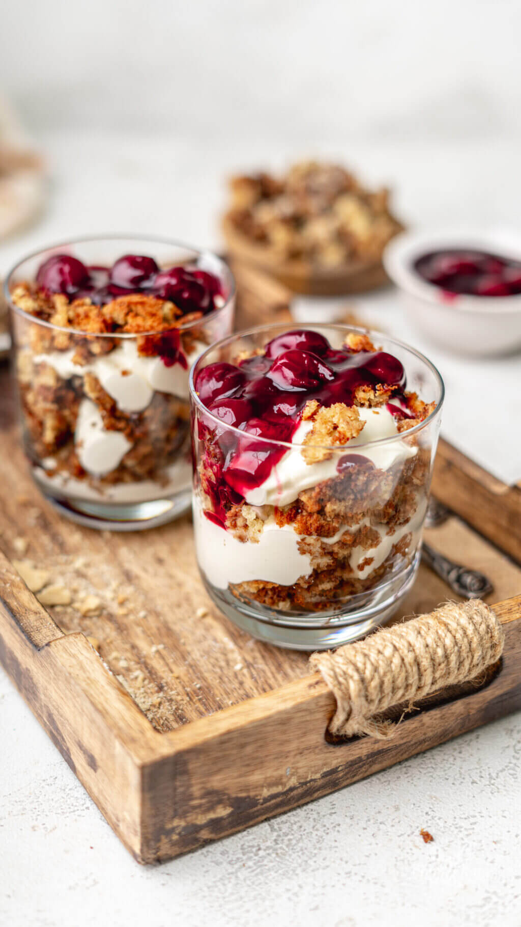 Cremiges Schichtdessert im Glas mit Quark &amp; Kischen (Schicht-Nachtisch)