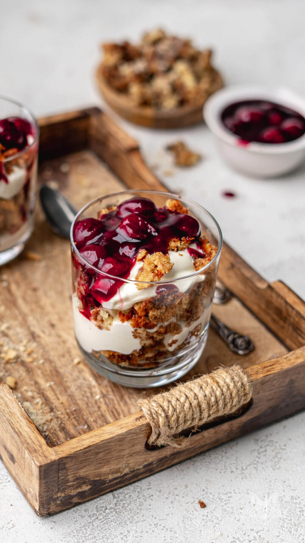 Cremiges Schichtdessert im Glas mit Quark &amp; Kischen (Schicht-Nachtisch)