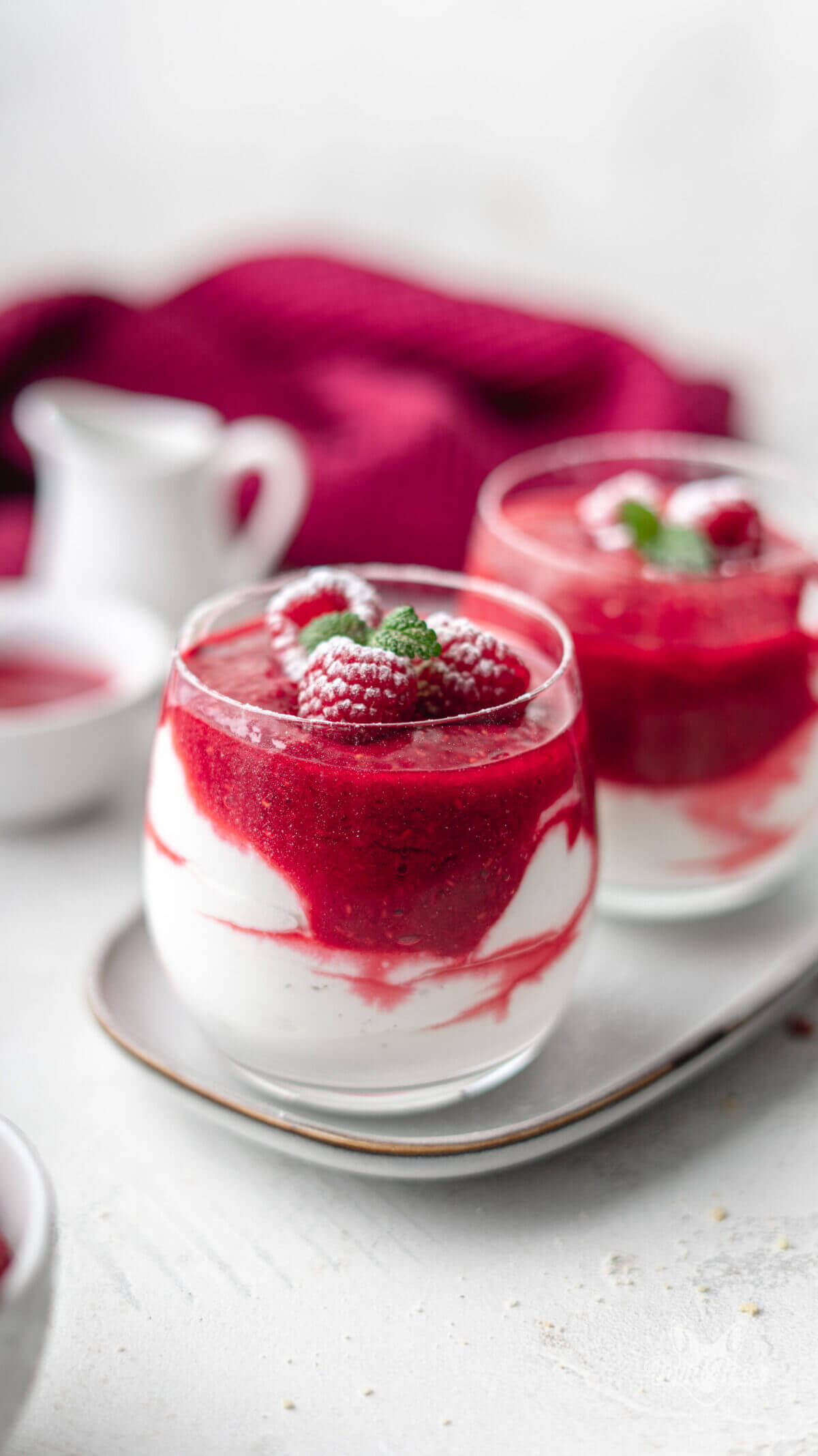 Dessert mit Himbeeren und leichter Mascarpone-Creme im Glas Dessert mit Himbeeren und leichter Mascarpone-Creme im Glas