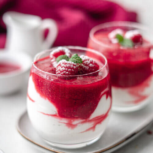 Einfacher und schneller Nachtisch im Glas, kalorienarm und ohne Zucker. Mit Himbeeren.