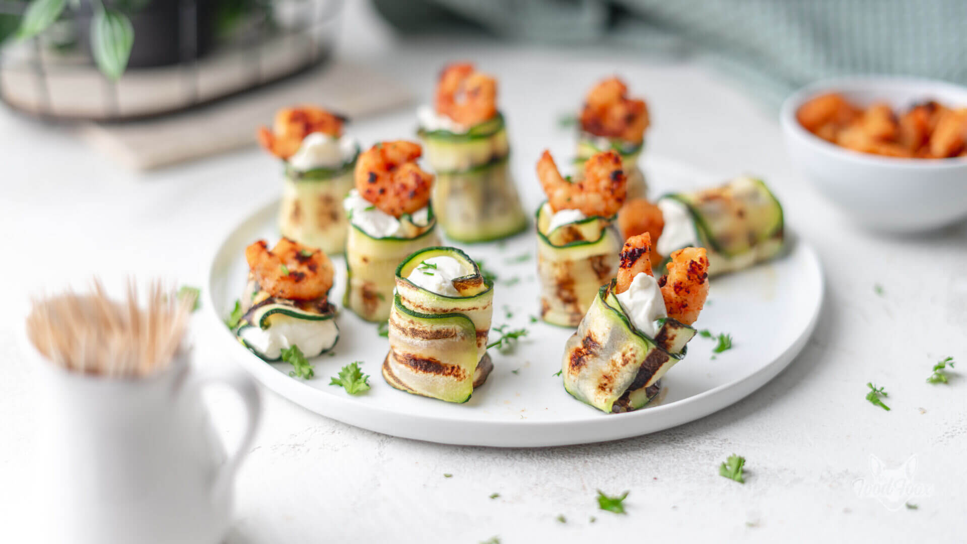 Herzhafte Zucchini-Röllchen mit Frischkäse (kaltes Fingerfood)
