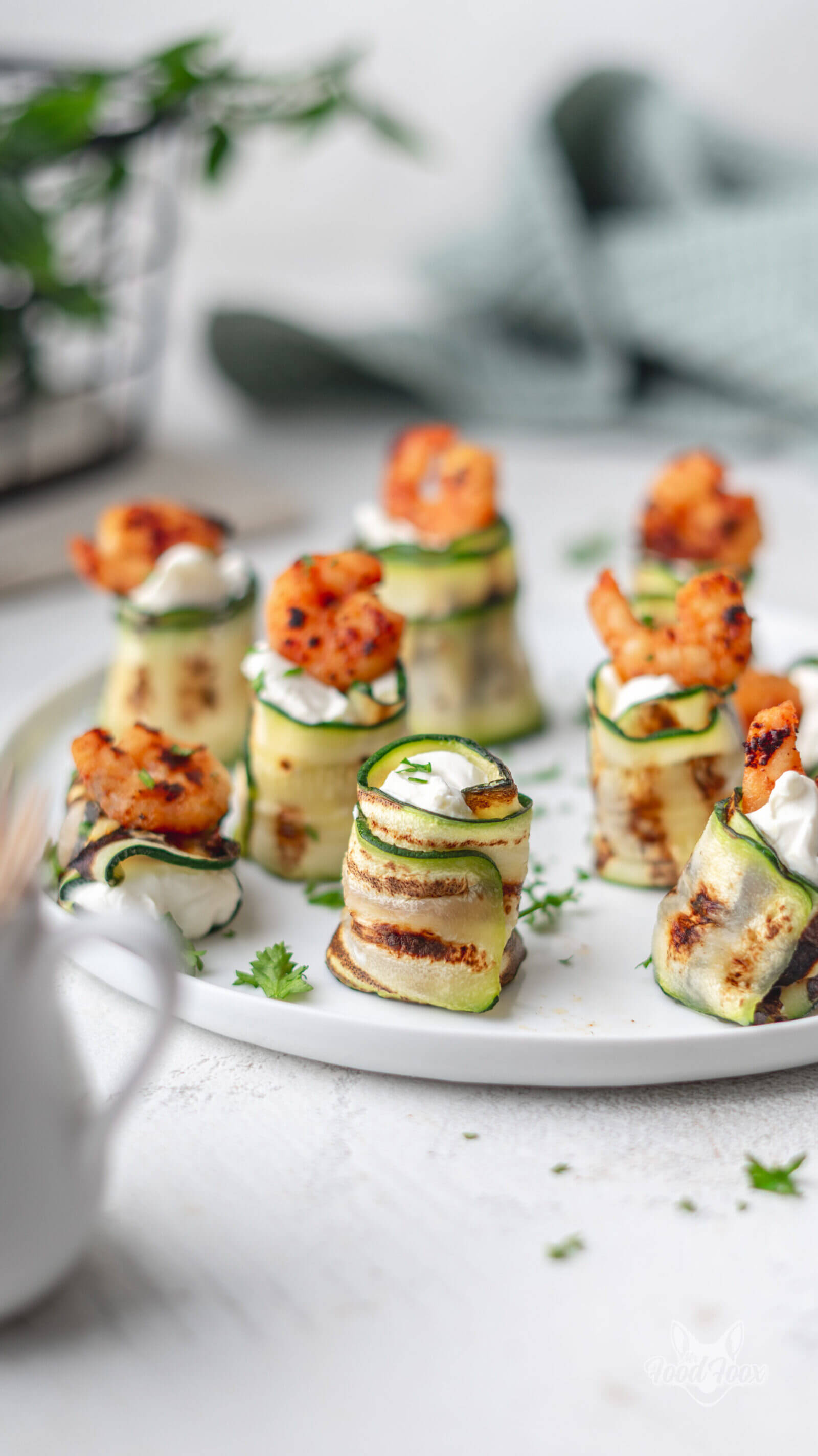 Herzhafte Zucchini-Röllchen mit Frischkäse (kaltes Fingerfood) Herzhafte Zucchini-Röllchen mit Frischkäse (kaltes Fingerfood)