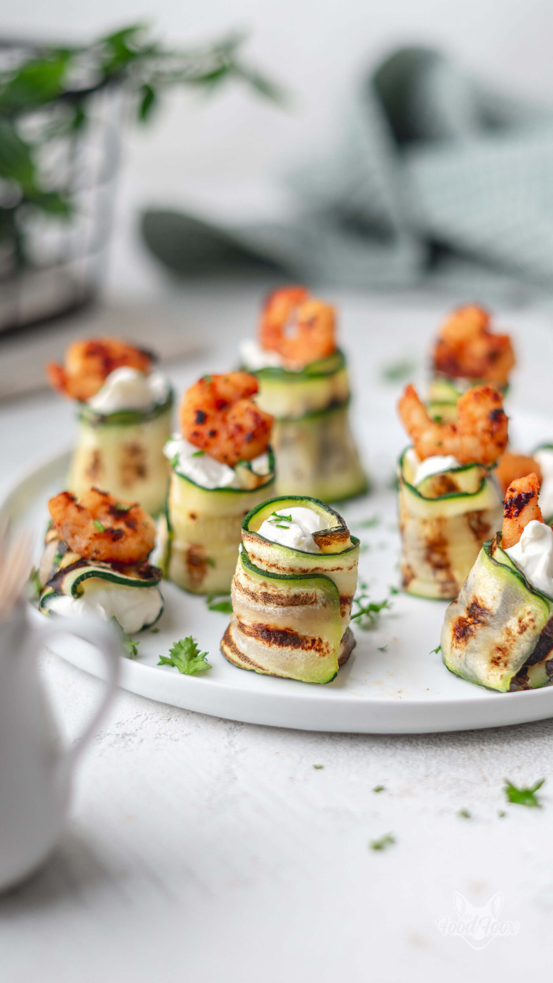 Herzhafte Zucchini-Röllchen mit Frischkäse (kaltes Fingerfood)