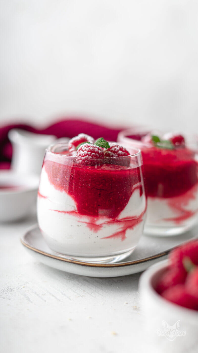 Dessert mit Himbeeren und leichter Mascarpone-Creme im Glas Dessert mit Himbeeren und leichter Mascarpone-Creme im Glas