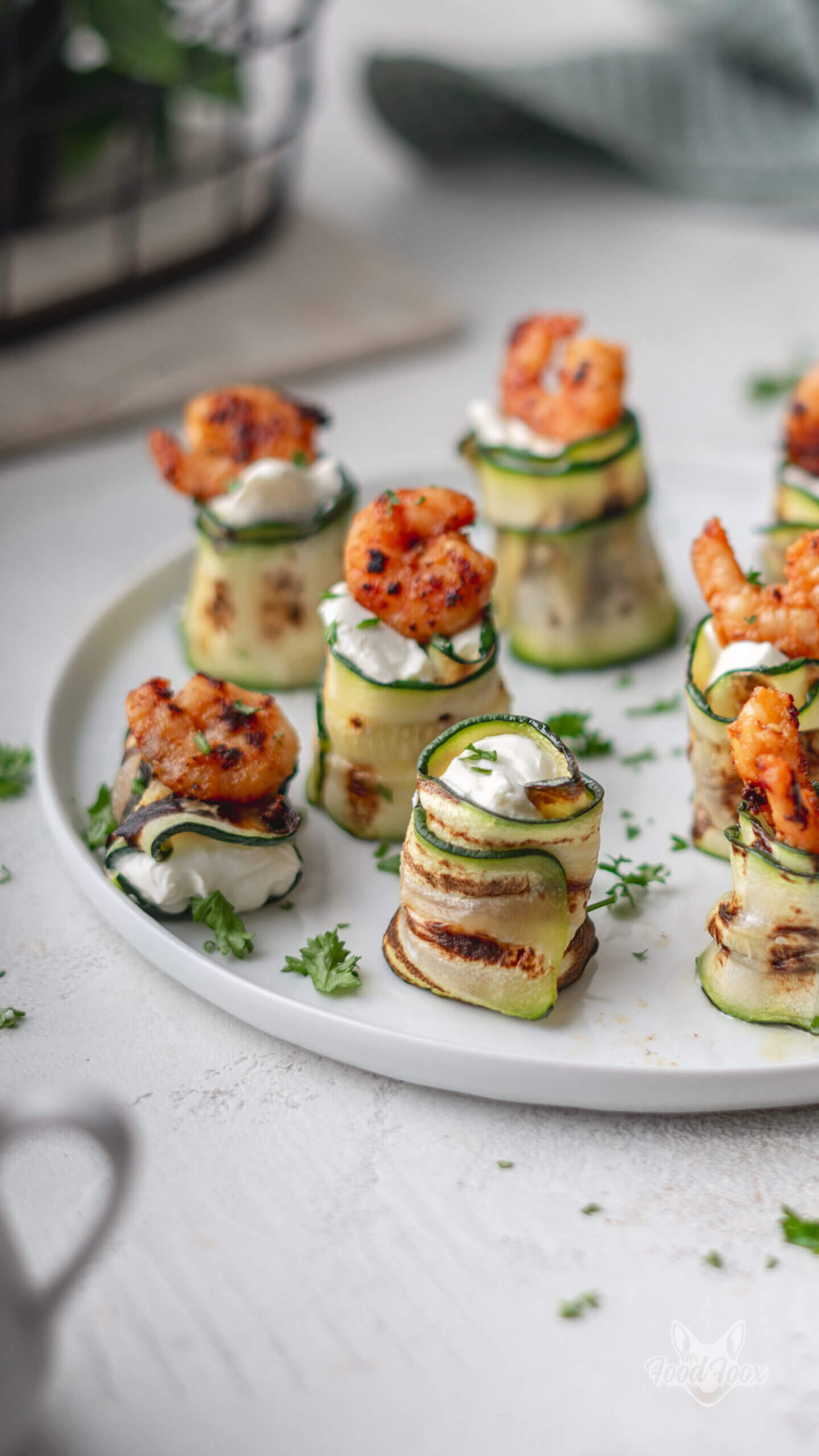 Herzhafte Zucchini-Röllchen mit Frischkäse (kaltes Fingerfood) Herzhafte Zucchini-Röllchen mit Frischkäse (kaltes Fingerfood)