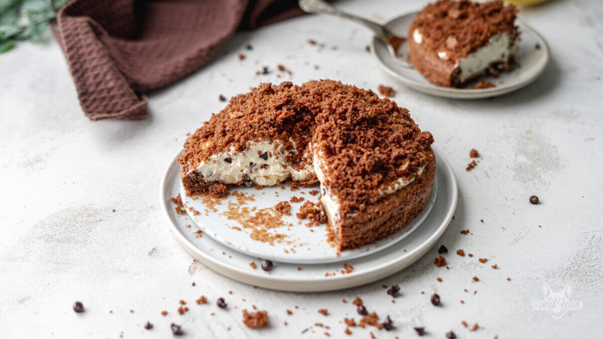 Maulwurfkuchen ohne Zucker mit Banane. Ein großes Stück wurde herausgeschnitten. Ein paar Krümel liegen daneben.