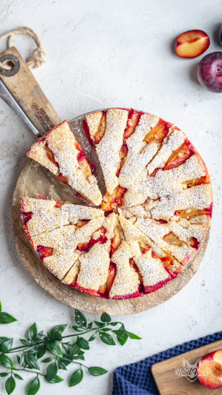 Draufsicht auf einen runden Pflaumenkuchen ohne Zucker.