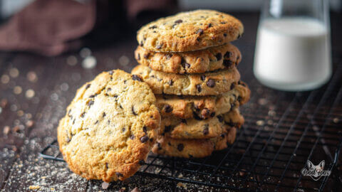 ein Stapel selbstgemachter protein Cookies ohne Zucker. Am Stapfel lehn ein Eiweißkeks