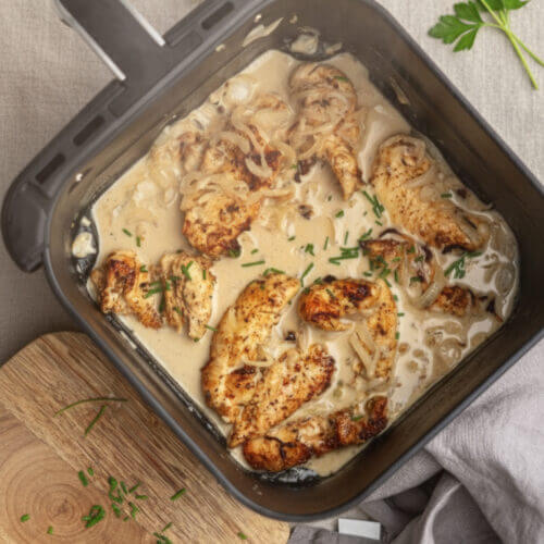 Hähnchenfilet in Zwiebel-Sahne-Soße direkt im Airfryer gegart.