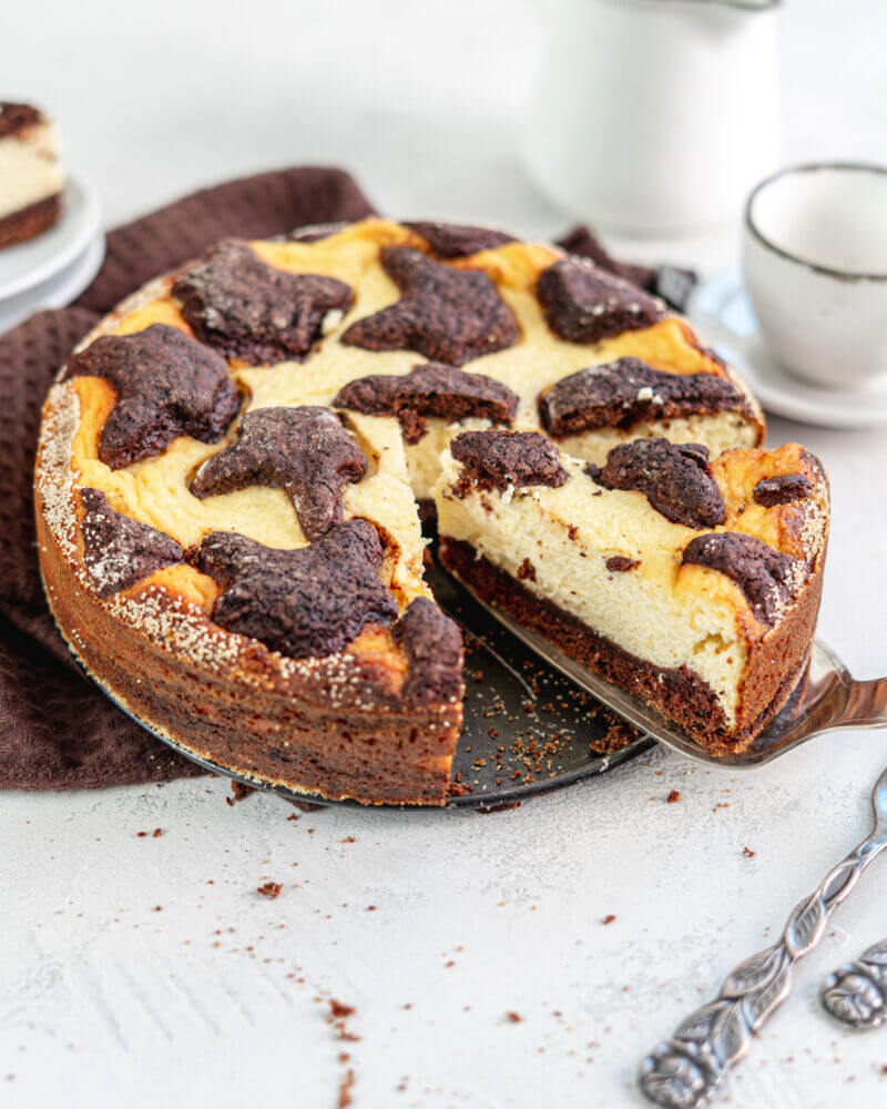 Ganzer Russischer Zupfkuchen ohne Zucker, ein Stück wird mit dem Tortenheber herausgehoben