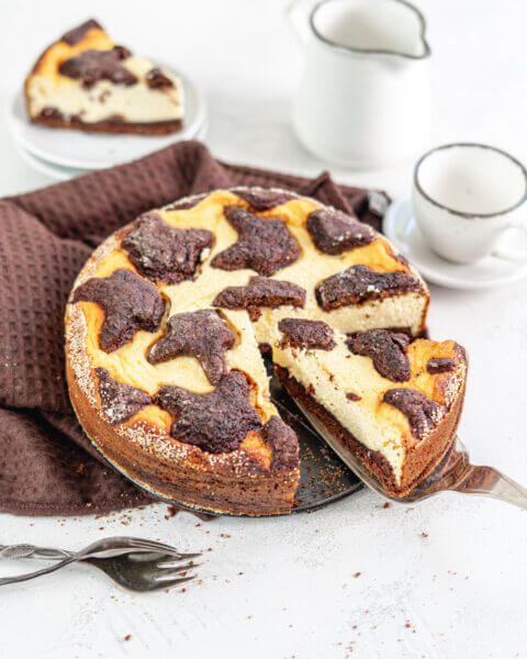 Russischer Zupfkuchen ohne Zucker von oben, angeschnitten mit Gabeln und Serviette daneben