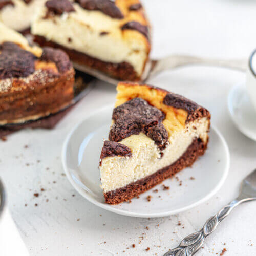 Stück Russischer Zupfkuchen ohne Zucker im Fokus, im Hintergrund der restliche Kuchen