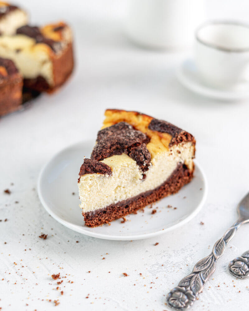 Nahaufnahme eines Stücks Russischer Zupfkuchen ohne Zucker mit sichtbarer Quarkcreme und Mürbeteig